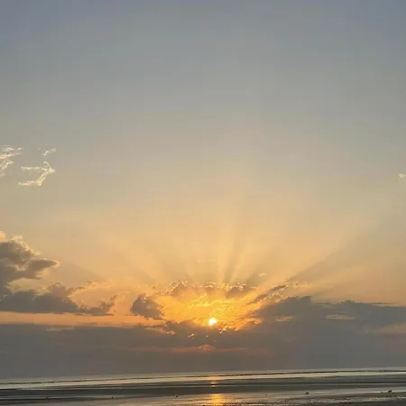 Lgbt Pres De La Naturiste De Granville Pansiyon *